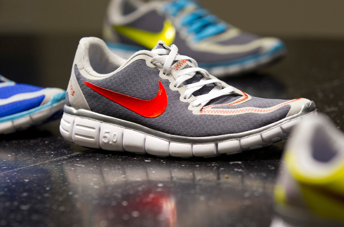 Zyski Nike, największego na świecie producenta artykułów sportowych, nieoczekiwanie spadły w czwartym kwartale rozliczeniowym firmy po raz pierwszy od 2009 roku.