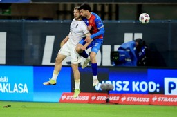 dwa błędy piłkarzy piasta, dwie interwencje var i dwa gole dla pogoni
