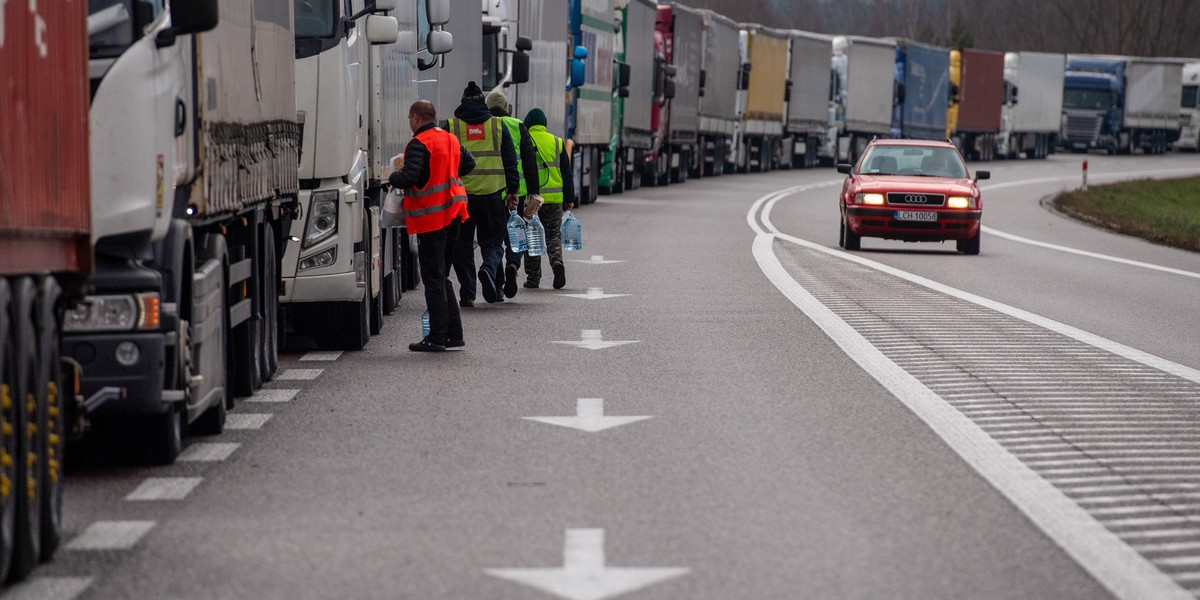 Ciężarówki czekają nawet po 230 godzin na przekroczenie granicy