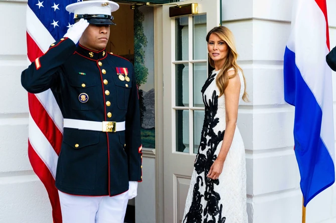 Melanija Tramp ispred Bele kuće