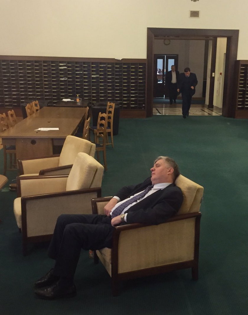 Krzysztof Jurgiel, minister rolnictwa śpi w Sejmie podczas nocnych obrad