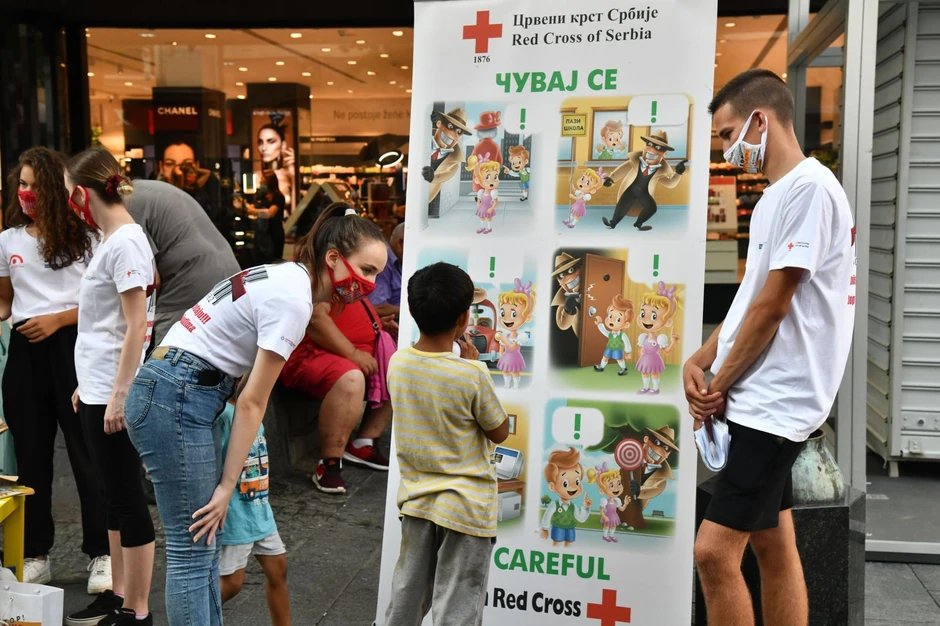 Crtani likovi Miša i Maša opominju decu kako da se bezbedno ponašaju da ne bi postali žrtve trgovine ljudima