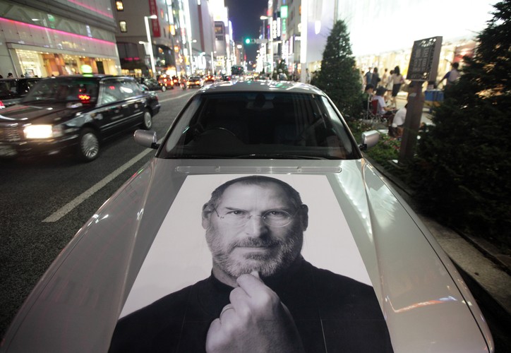 Zdjęcie Steve'a Jobes'a na masce samochodu, Tokio, Japonia. Autor: Tomohiro Ohsumi, Kategoria: 'Globalne technologie 2012'