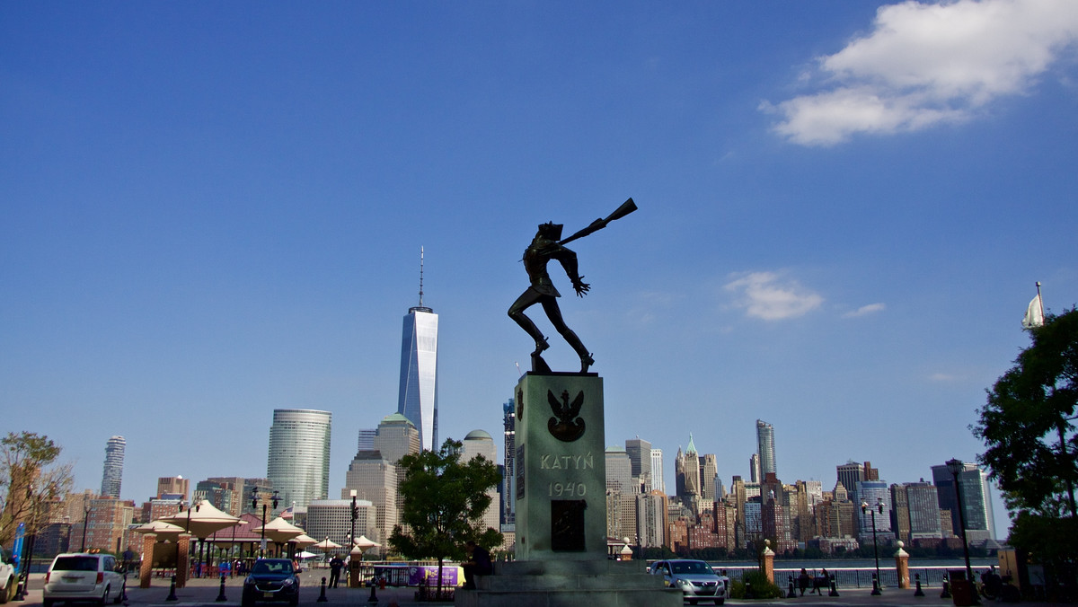 Autora Pomnika Katyńskiego w Jersey City Andrzeja Pityńskiego zaskoczyła wiadomość o planach usunięcia monumentu z prestiżowego miejsca nad rzeką Hudson, naprzeciw Manhattanu. Wierzy jednak, że plany te zostaną zaniechane.