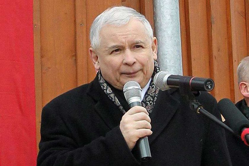 Kaczyński z rozpiętym rozporkiem. Przemawiał, gdy nagle...