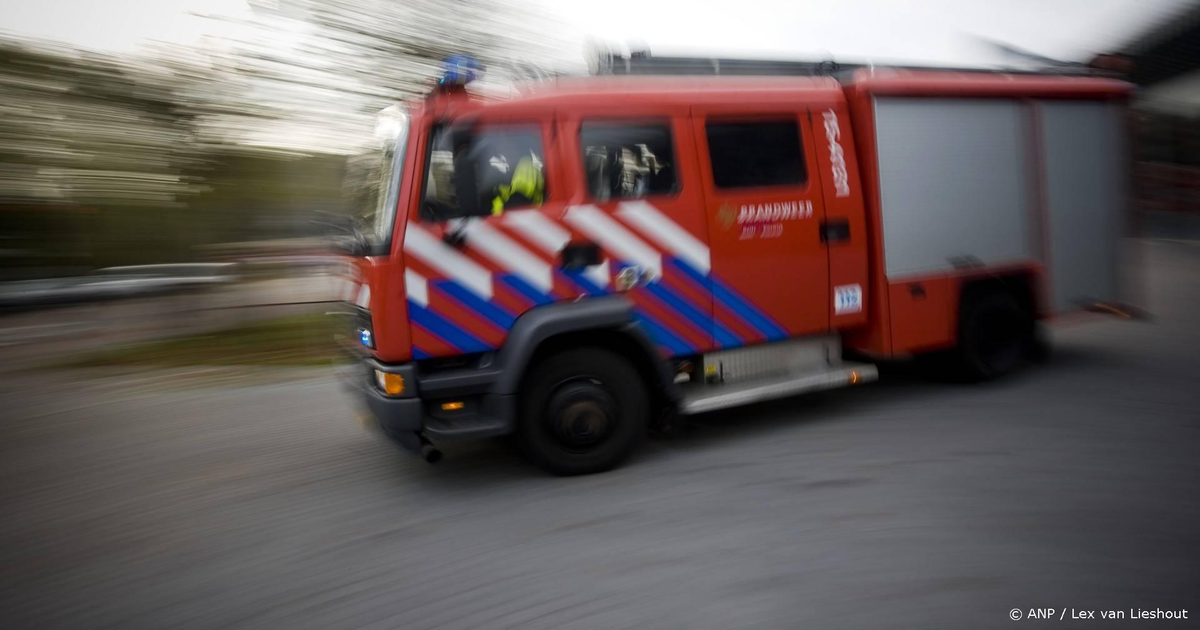 Uitslaande brand Rheezerveen - boerderij dak in vlammen