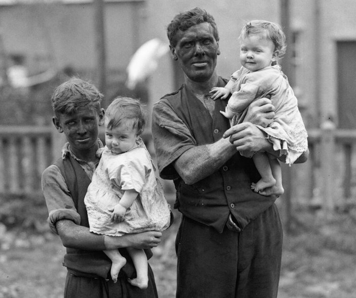 Górnik z rodziną w Południowej Walii w 1931 roku. W wiosce górniczej chłopcy dołączali do pracy w kopalni wraz z ich ojcami
