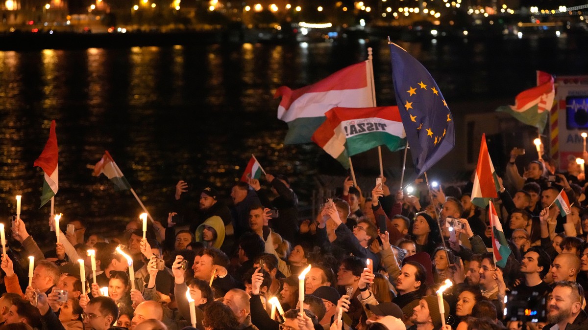 Pristalice Tise slave pobedu u Budimpešti, Mađarska, 12. aprila