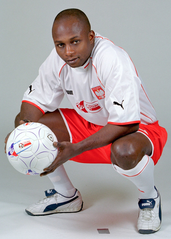 Emmanuel Olisadebe podczas sesji zdjęciowej w 2002 roku