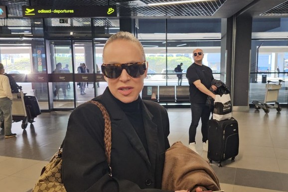 NA DRVENOJ POLICI VAZE KAKVE NIKAD NISTE VIDELI Naša pevačica pokazala dom u kojem živi: Detalj u kaminu svima zapao za oko