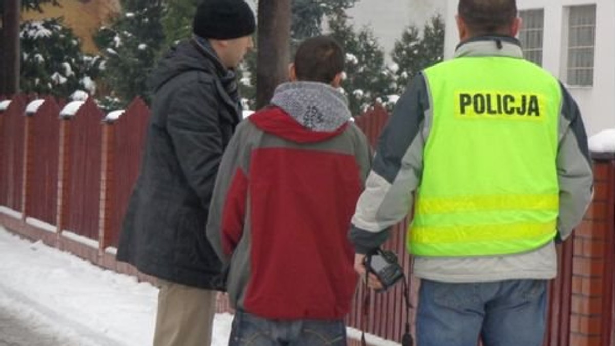 Żagańscy policjanci zatrzymali młodego człowieka podejrzanego o napady z nożem w ręku na ekspedientki. 17-latek został ujęty przez funkcjonariuszy bezpośrednio po tym, jak wybiegł z kolejnego sklepu, trzymając w ręku nóż i zrabowane z kasy pieniądze. Zatrzymany został tymczasowo aresztowany na trzy miesiące. Wkrótce stanie przed sądem.