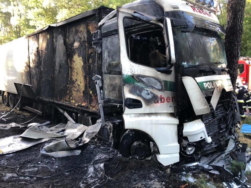 Kujawsko-Pomorskie: Auto wjechało pod tira i zaczęło płonąć. Zginął kierowca