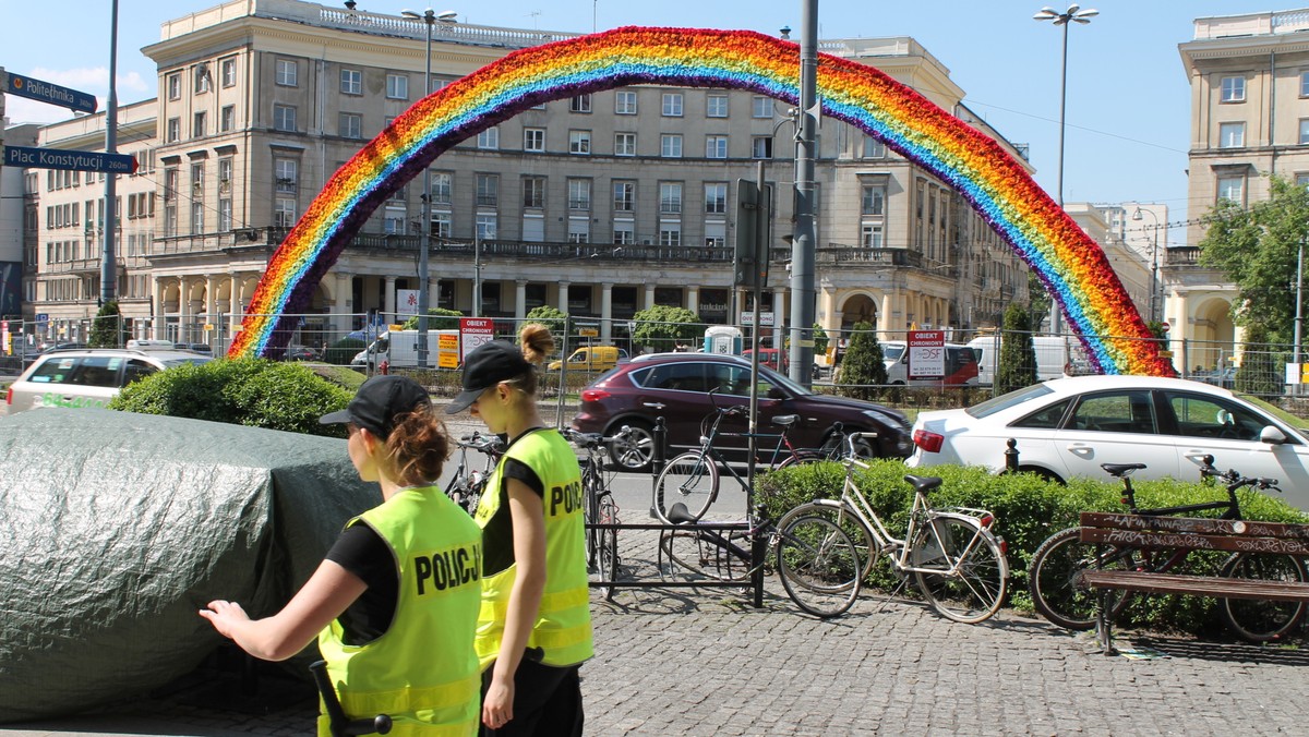 Doszło już do pierwszej w tym roku próby podpalenia tęczy na pl. Zbawiciela – dowiedział się Onet. Pijany 30-latek oblał konstrukcję jakimś płynem i próbował podłożyć ogień. Zauważyli go policjanci i natychmiast zatrzymali. Odpowie za próbę zniszczenia mienia.