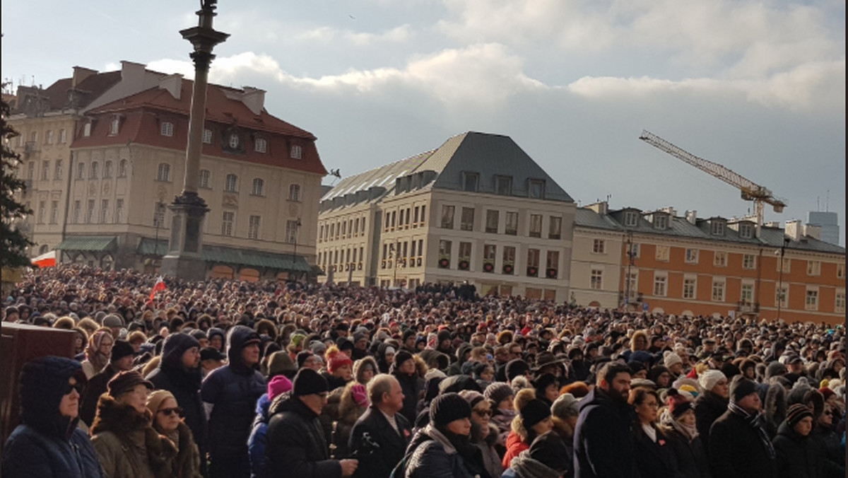 Warszawiacy tłumnie zebrali się dziś na pl. Zamkowym, gdzie transmitowane były uroczystości pogrzebowe tragicznie zmarłego prezydenta Gdańska Pawła Adamowicza. Mieszkańcy Warszawy pod kolumną Zygmunta składają znicze.