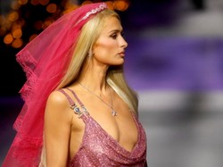 Paris Hilton gwiazdą wybiegu na pokazie Versace. Oczarowała widzów. FOTO