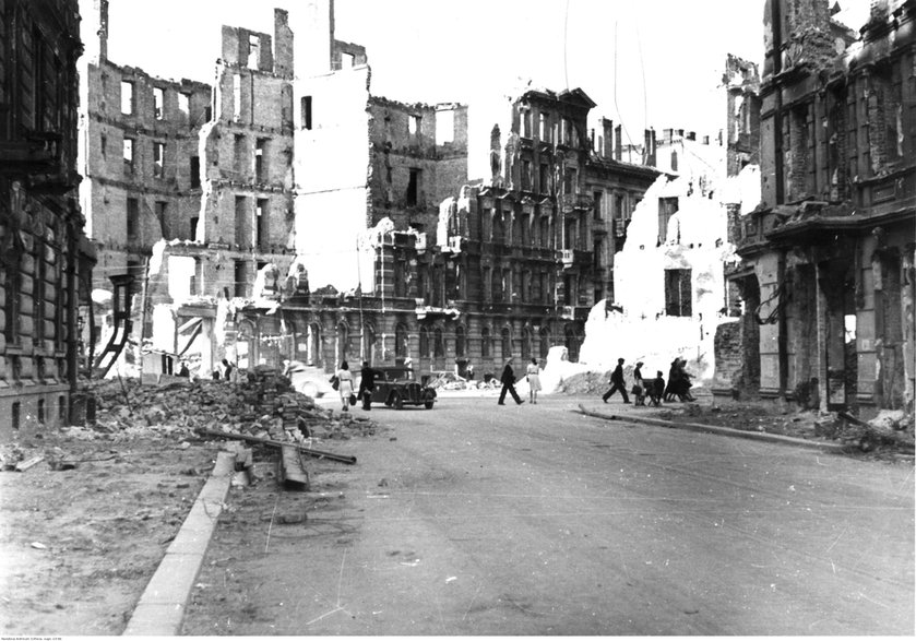 Warszawa, 1945. Skrzyżowanie ulic: Śniadeckich, Koszykowej i Marszałkowskiej. Fot. Wacław Żdżarski