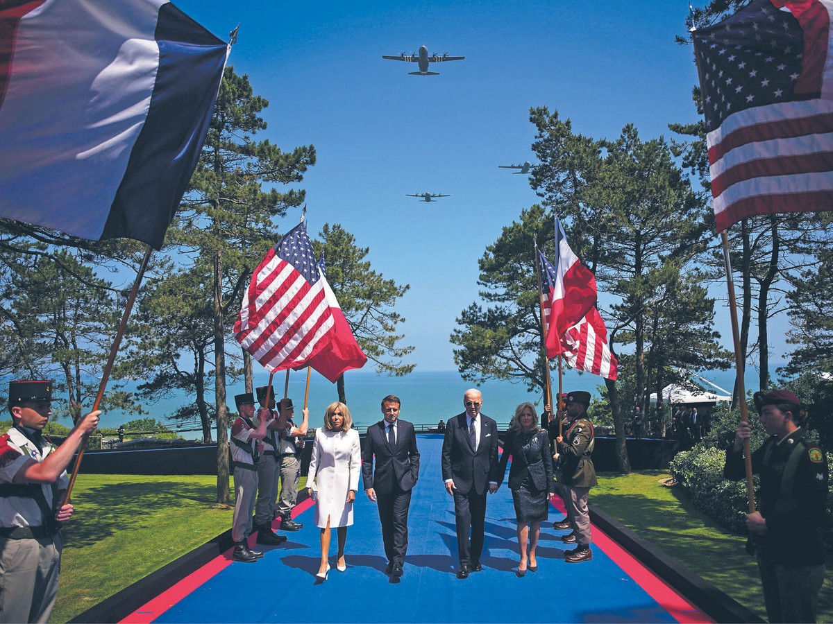 Joe i Jill Bidenowie z Emmanuelem i Brigitte Macronami przed czwartkowymi uroczystościami rocznicowymi w Colleville-sur-Mer w Normandii