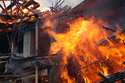 Sezon pożarowy w pełni. Ubezpieczenie domu – co warto wiedzieć?