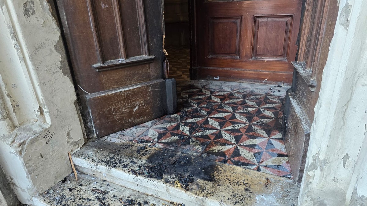 Požar na vratima katoličke crkve u Novom Sadu