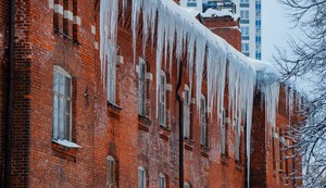 Najbezbednije je izbegavati hodanje blizu zgrada gde ledenice vise