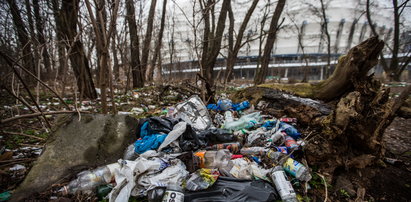 Stadion wizytówką miasta? Okolice Bułgarskiej toną w śmieciach