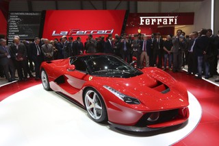 Nowy ferrari na Salonie Samochodowy w Genewie