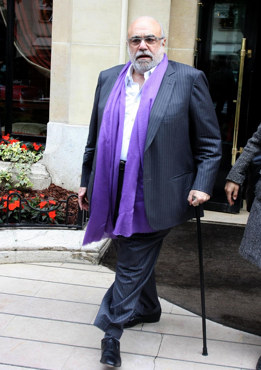 Demis Roussos w fioletowym szalu