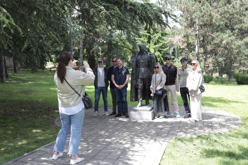 Turisti ispred spomenika Josipu Brozu Titu