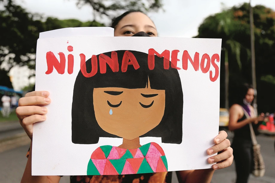 Kobiety w Kolumbii protestują przeciw przemocy domowej, która jest jednym ze skutków izolacji i koronabiedy. Liczba telefonów na gorącą linię wzrosła w tym kraju o ponad 150 proc.                       w porównaniu z poprzednim rokiem
