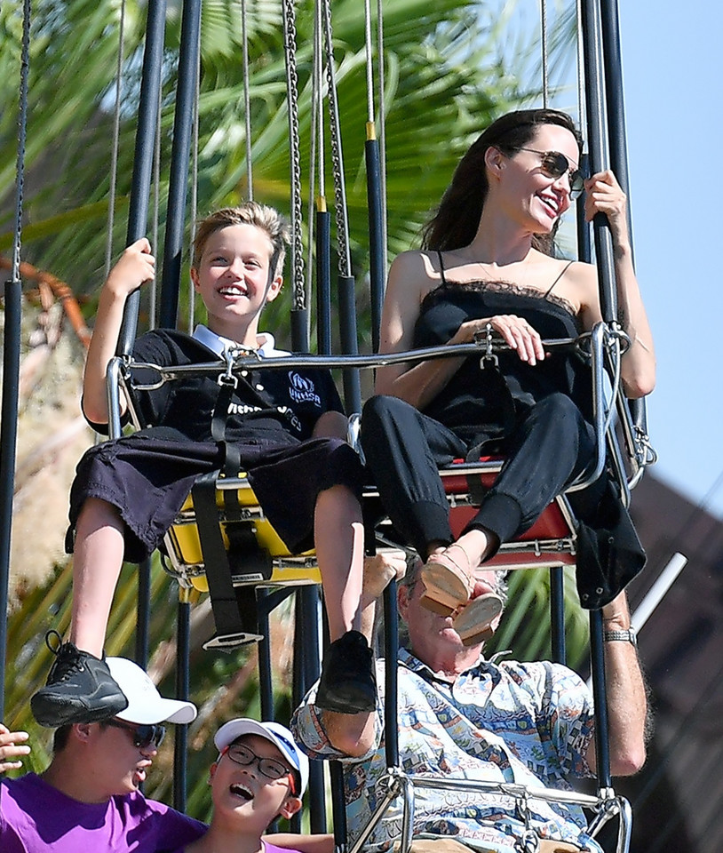 Angelina Jolie z dziećmi w Disneylandzie