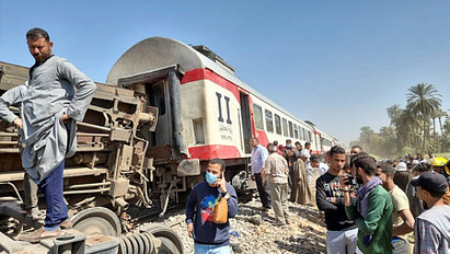 Tragikus baleset Egyiptomban: összeütközött két személyvonat, teljes a káosz – Rengeteg a sérült, legalább 32-en meghaltak – videó