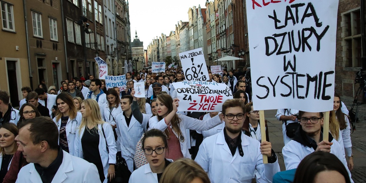 Protest studentów Uniwersyteckiego Centrum Klinicznego w Gdańsku w obronie lekarzy rezydentów w październiku 2017 r.