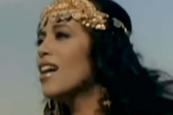 BILA NEVINA DO 39.GODINE, PA UMRLA OD HIVA Muž biznismen je zarazio i upropastio joj život: Pevačicu slavili kao božanstvo, a onda doživela najgoru sudbinu