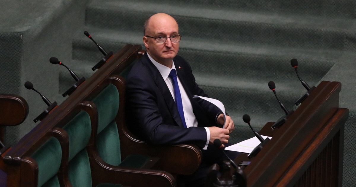 Kulisy dymisji Piotra Wawrzyka. "Możliwe, że chodzi o wielką aferę"