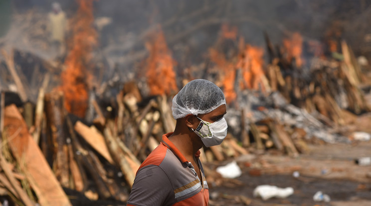 A mass funeral takes place for COVID-19 victims at a cremation ground in New Delhi, India, 29 April 2021. Delhi reported 25,986 fresh cases, 368 deaths in last 24 hours and continue to struggle with the oxygen supply. EPA/IDREES MOHAMMED