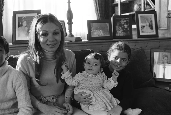 Fara Pahlavi sa decom, Farahnaz Pahlavi drži u naručju mlađu sestrru Lejlu 