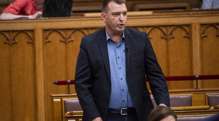 Barkóczi Balázs, a DK képviselője felszólal a Magyarország 2023. évi központi költségvetéséről szóló vitában az Országgyűlés rendkívüli plenáris ülésén 2022. június 22-én /Fotó: MTI/Balogh Zoltán