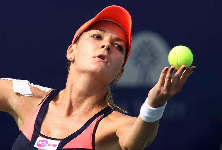 <b>Tenisistka Agnieszka Radwańska - ma 24 lata i zarabia około 23 mln zł rocznie</b>
<br>
<br>
Według magazynu 'Forbes' Radwańska jest 8. najlepiej zarabiającą tenisistką na świecie.
<br>
<br>
W 2012 roku na korcie zarobiła 4,9 mln dol. Kontrakty reklamowe przyniosły jej 2,5 mln dol., przy czym najwięcej zarobiła na umowie z producentem butów Lotto.