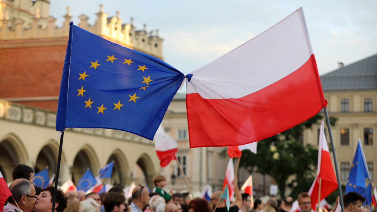 Większość Polaków popiera członkostwo Polski w Unii Europejskiej. Sondaż