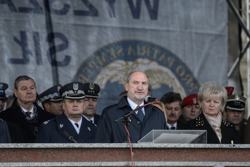 "Wyjaśnienie tej tragedii jest najwyższym wyzwaniem i honorem Wojska Polskiego, państwa polskiego, a także was, uczniów i żołnierzy Szkoły Orląt. To próba, przez którą wszyscy muszą przejść - powiedział Antoni Macierewicz o katastrofie Smoleńskiej.