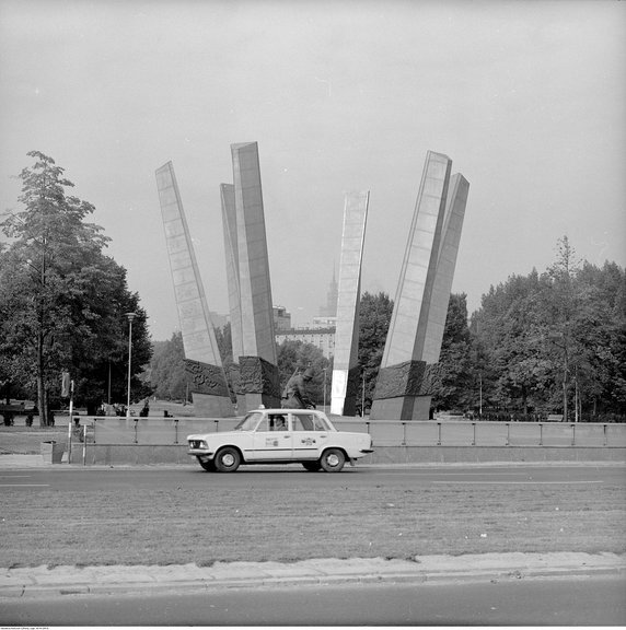 Pomnik Chwała Saperom widziany od Wisłostrady, rok 1977. Źródło: NAC - Narodowe Archiwum Cyfrowe www.nac.gov.pl/ 