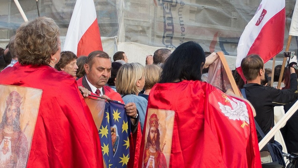 Około ośmiuset osób chciało zablokować wejście do Teatru Starego przed performatywnym czytaniem tekstu kontrowersyjnego spektaklu "Golgota Picnic" argentyńskiego autora Rodriga Garcii.