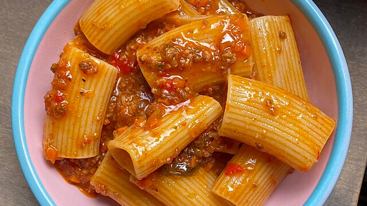 Makaron paccheri al pomodoro. Przepis na włoski hit