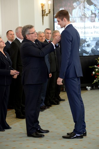 Prezydent Bronisław Komorowski odznacza Złotym Krzyżem Zasługi zawodnika reprezentacji Polski Karola Kłosa