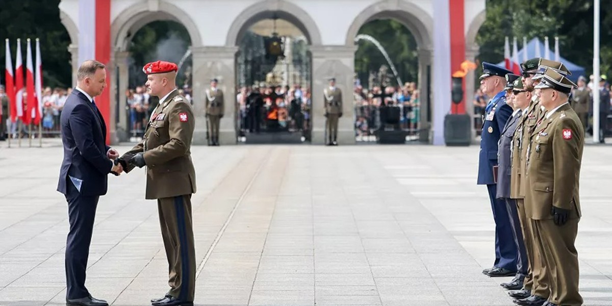 Prezydent Andrzej Duda 15 sierpnia wręczył nominacje 11 nowym generałom. 