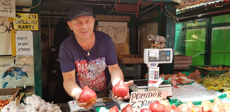 - Gdy jakieś owoce czy warzywa dopiero się pojawiają, są drogie, a kiedy są już na wszystkich stoiskach, ich cena sukcesywnie spada - mówi Jacek Bechcicki, jeden ze sprzedawców