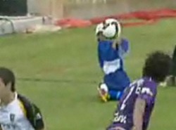 Ten piłkarz zestrzelił piłką małego chłopca