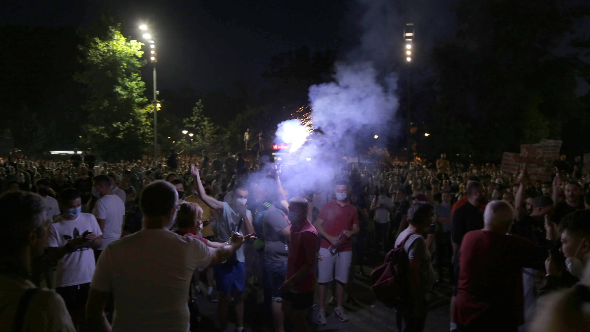 Došlo do manjeg sukoba ispred Skupštine, okupljeni oterali provokatore