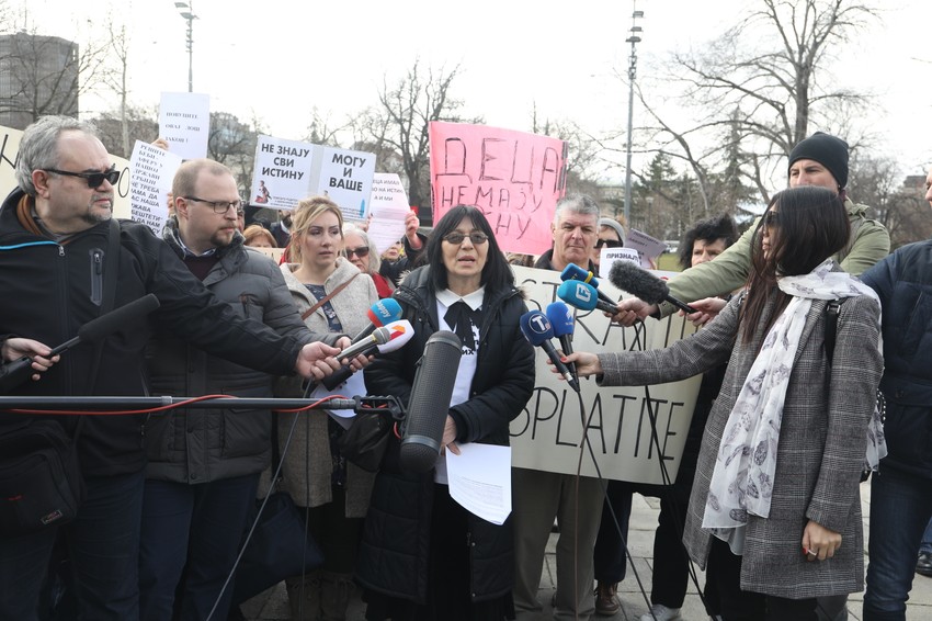 Mirjana Novokmet ispred grupe roditelja 