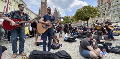 We Wrocławiu pobito Gitarowy Rekord Świata. Zagrało wspólnie aż 7676 gitarzystów! Jaki utwór? [PULS POLSKI]